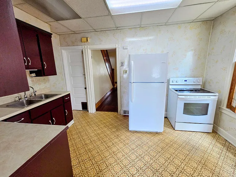 424 E Locust St — Photo 6