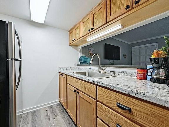 5th image of 711 Eberhart Ln #204