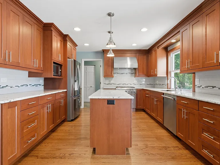 854 Deep Woods Ct — Photo 11