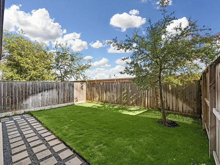 2913 Hicks St — Photo 3
