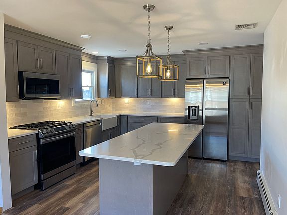 3rd image of 784 Harvard Pl Floor 2