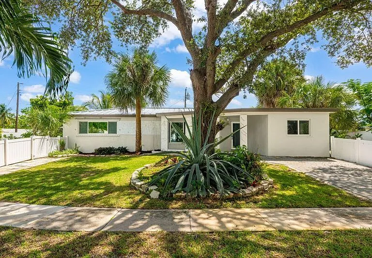 2298 NE 4th Ave — Photo 4