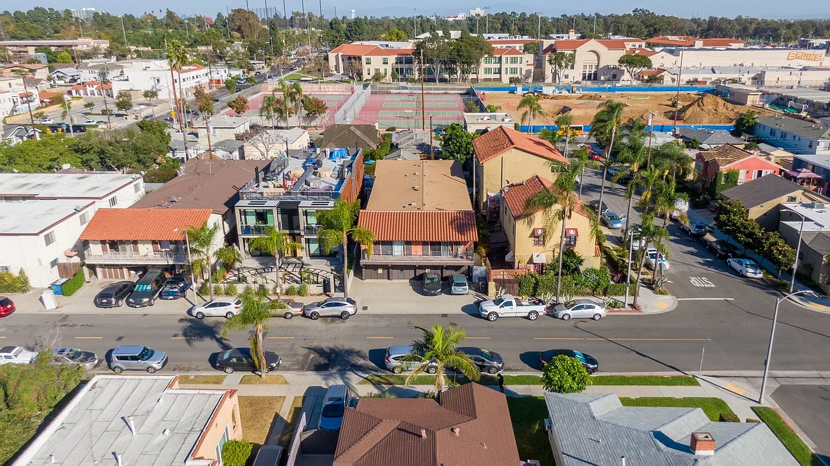 Building Photo - 908 Roswell Avenue
