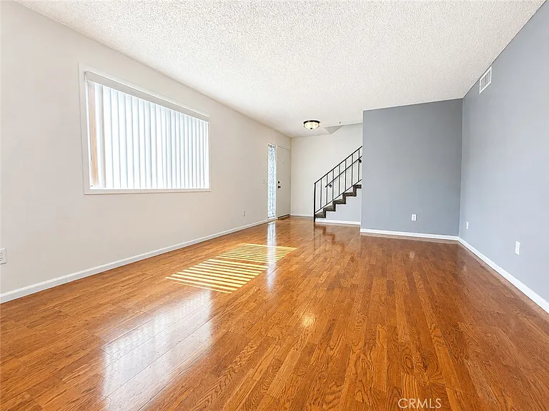 2114 Hawthorne Ct — Photo 2