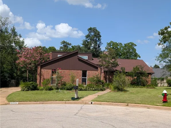 2500 Whispering Oaks Cir, Bryan, TX 77802