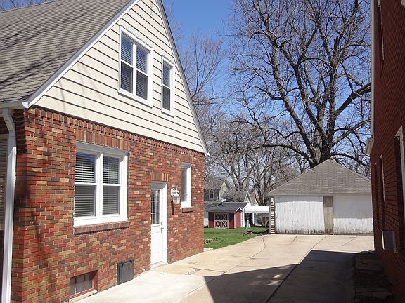 Side View w/ Garage