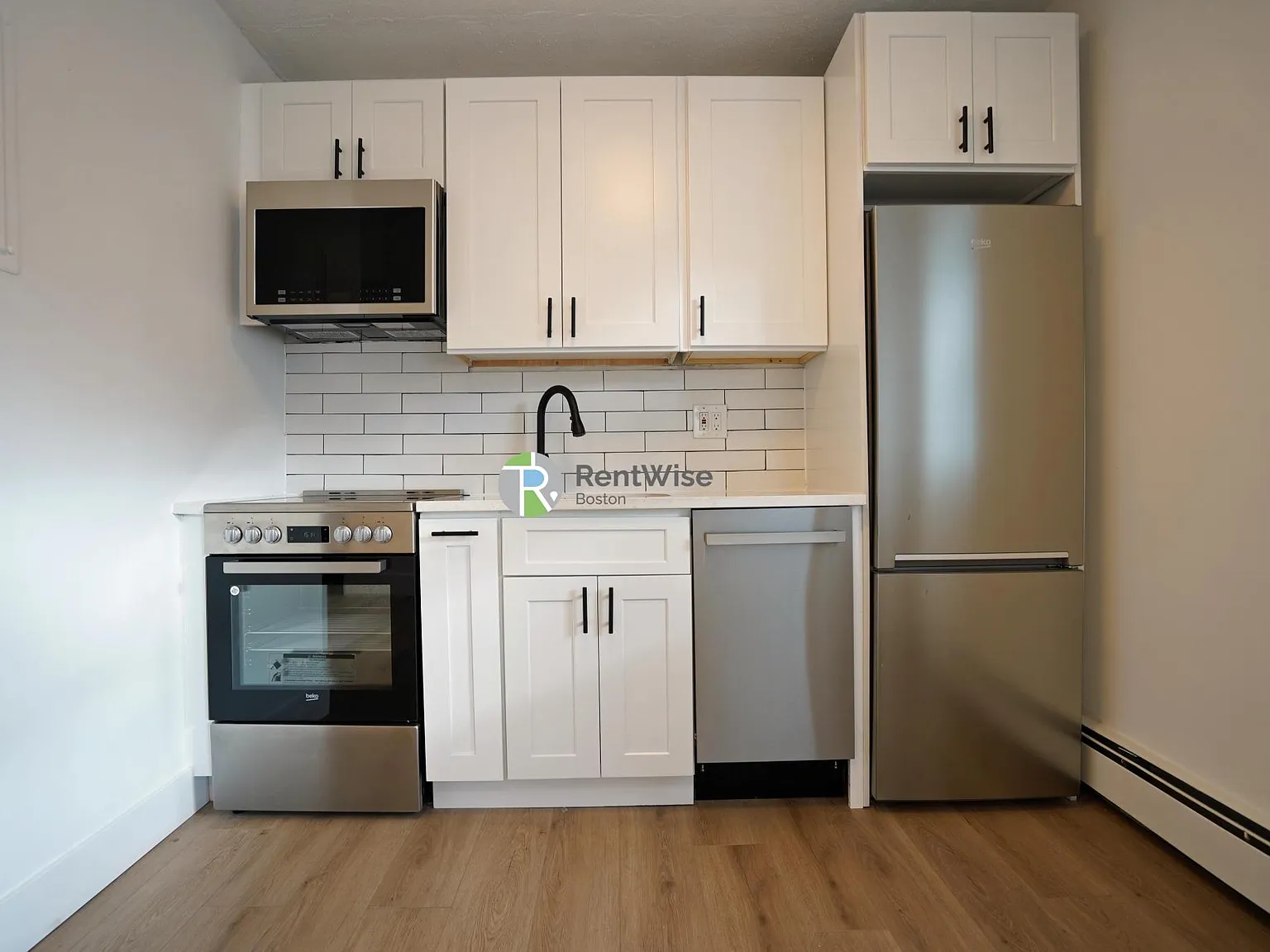 740 E 7th St — Photo 3