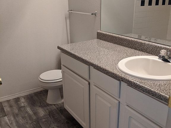 Main floor full bathroom