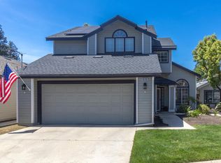 9152 N Woodlawn Dr, Fresno, CA 93720