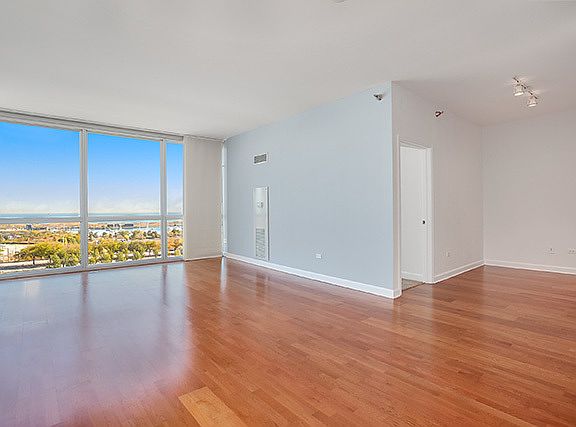 3rd image of 1841 S Calumet Ave APT 1103