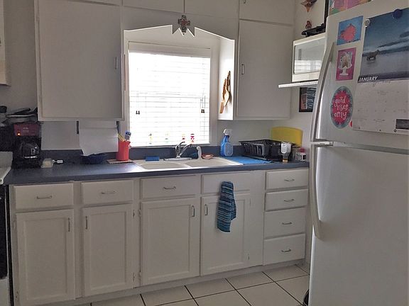 2nd image of 208 E Hickman Ave
