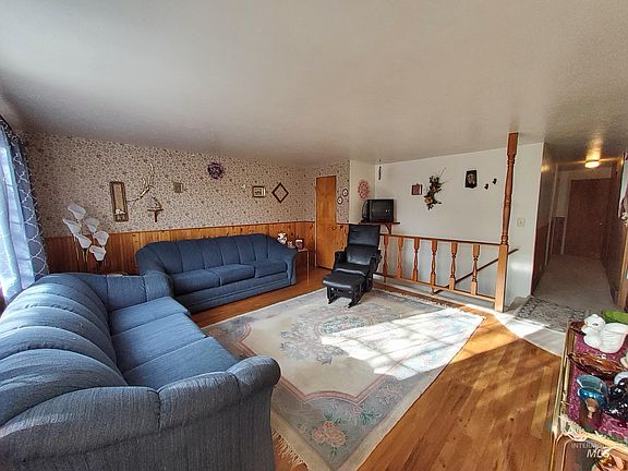 4th image of 765 Greenwood Dr