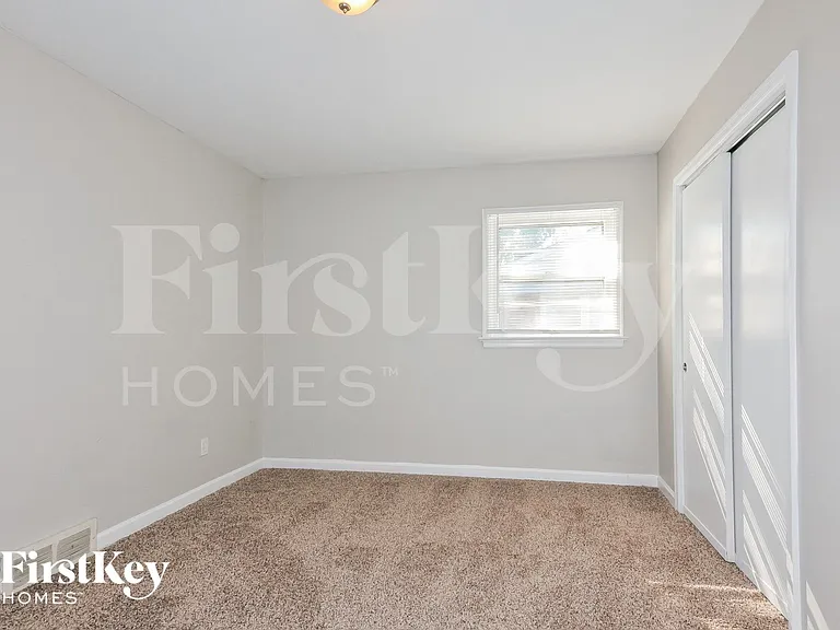 170 Saint Edward Ln — Photo 8