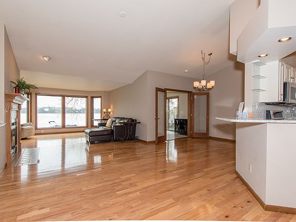 4th image of 241 Lakeshore Dr