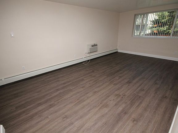 2nd image of 136 N Lincoln St #7