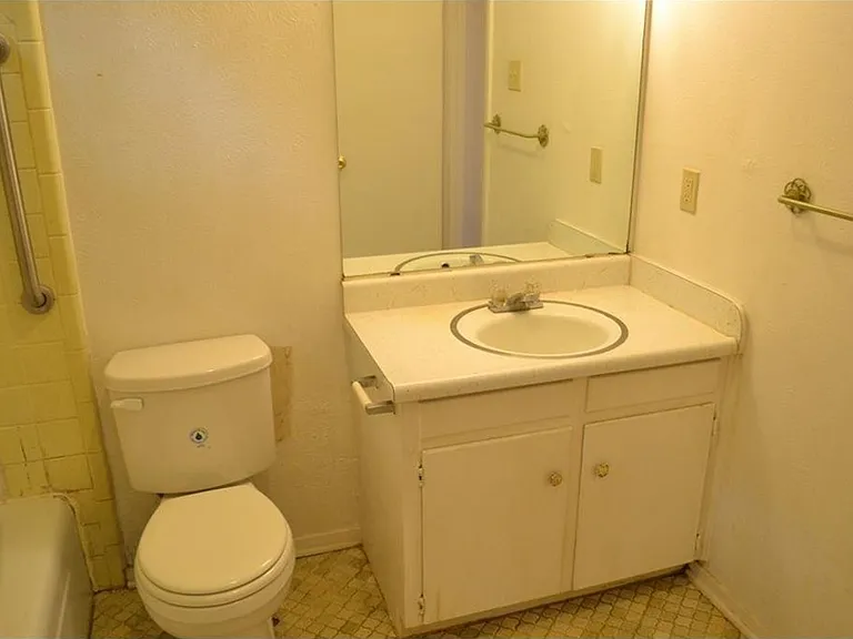 1107 N Locust St — Photo 1
