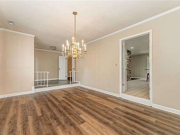 4th image of 1077 Laverne Ln