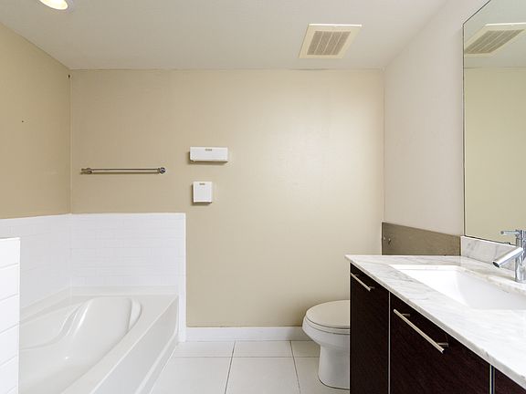 5th image of 1190 Washington St #623