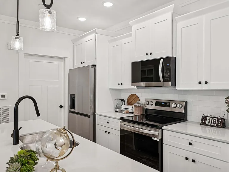 The Emerson at Commonwealth — Photo 11
