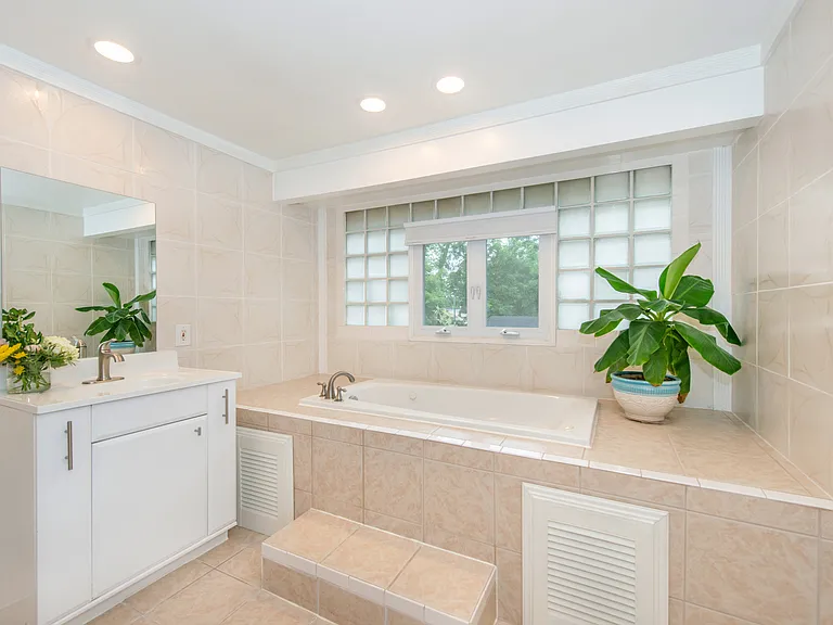 22 Roosevelt Ave — Photo 13