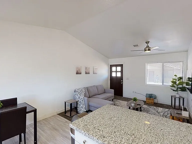 561 N 10th Pl — Photo 17