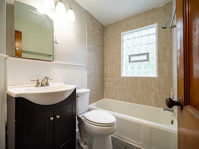 213 E Hudson St — Photo 10