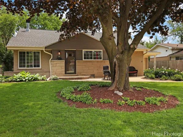 1129 Longmeadow Dr, Glenview, IL 60025