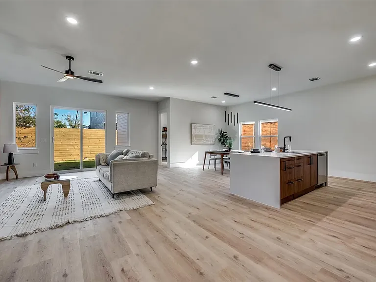 3434 Navaro St — Photo 21