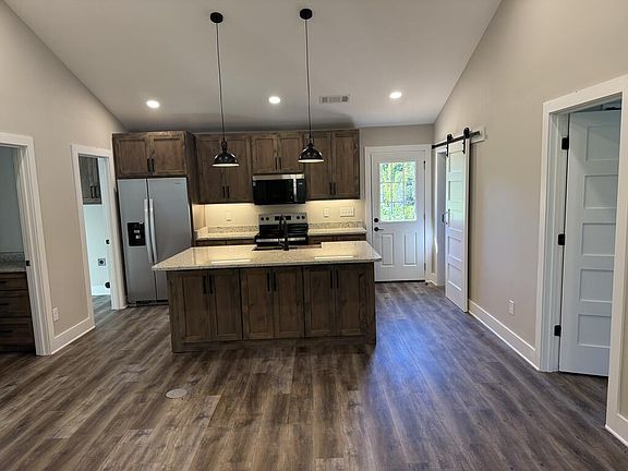3rd image of 155 Creme St