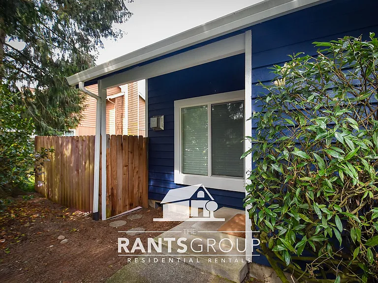 660 Malibu Dr SE — Photo 2
