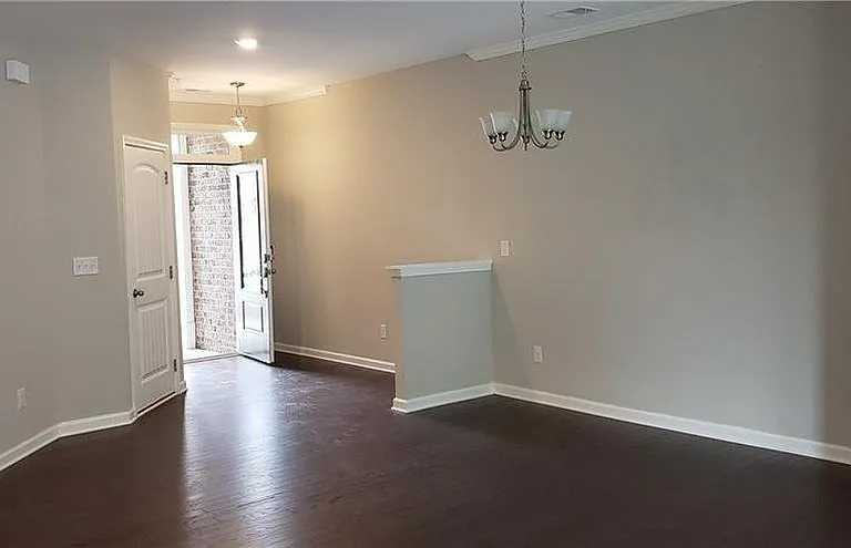 572 Bright St — Photo 3