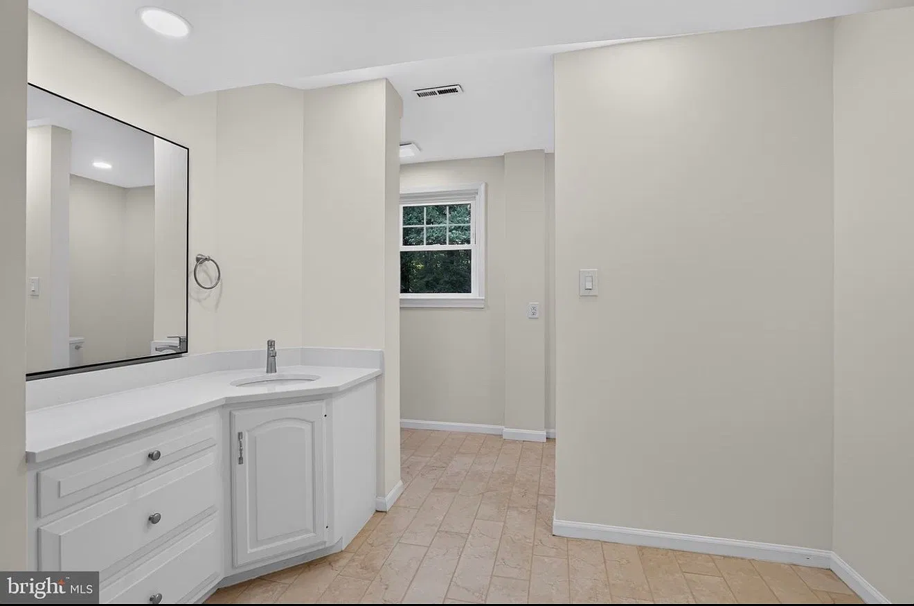 3 bed, 1255 sqft, $2,200 — Photo 3