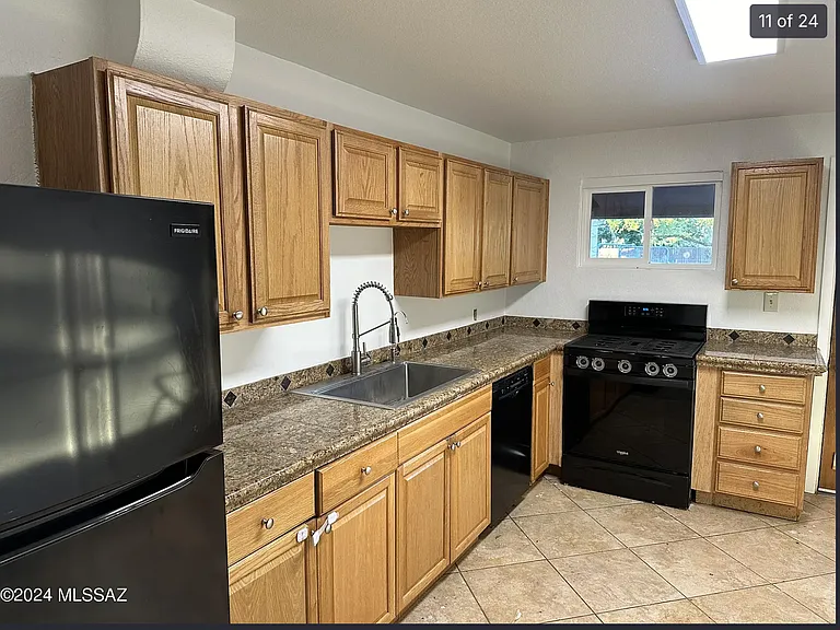 1025 S Van Buren Ave — Photo 9