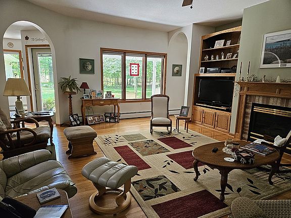 4th image of 43 Sandy Ln