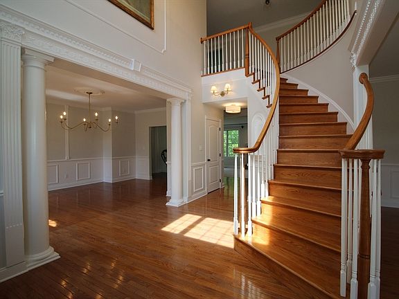 5th image of 10 Valley View Dr