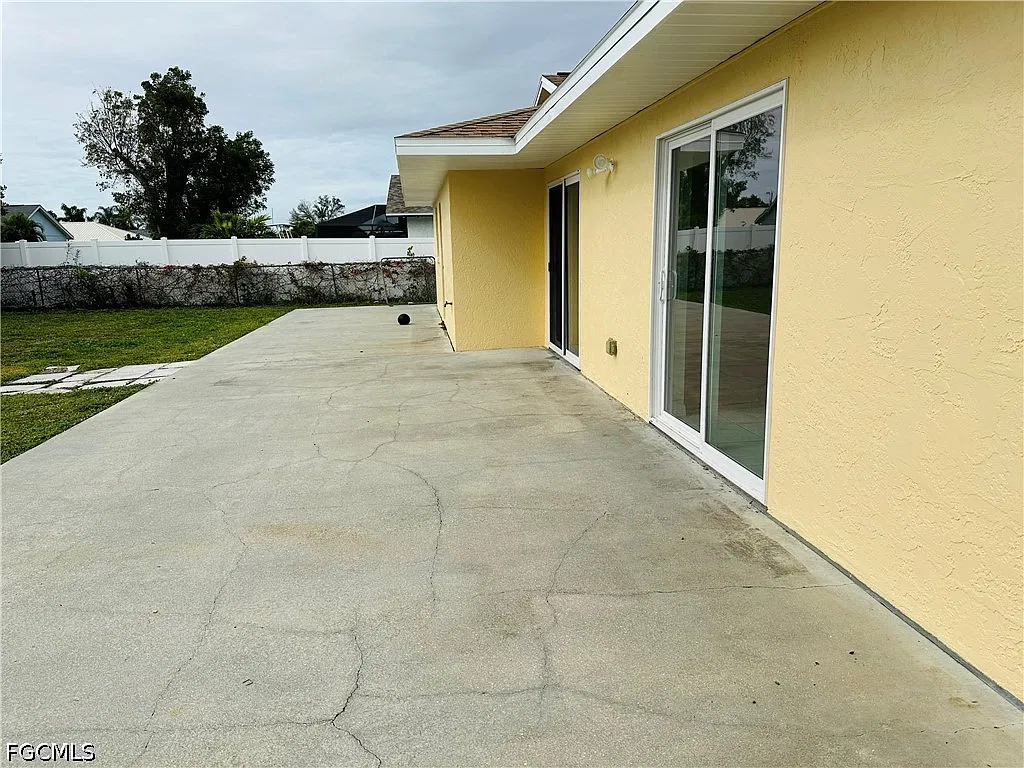 3 bed, 2.0 bath, 1839 sqft, $1,800 — Photo 2