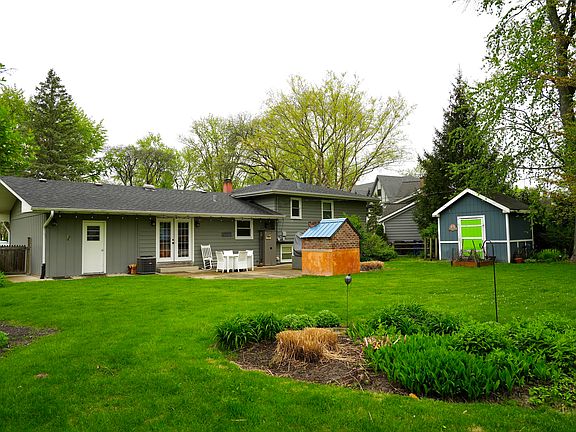2nd image of 211 Sandalwood Dr