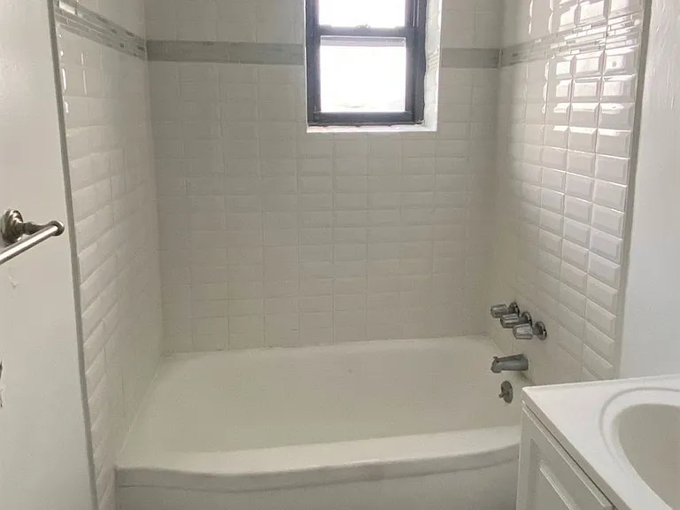 Martin Manor — Photo 12
