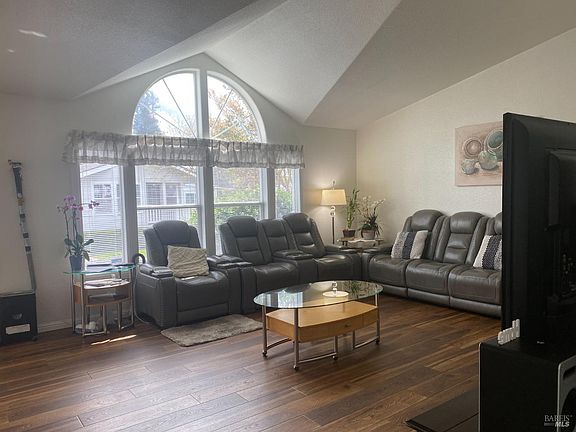 5th image of 521 Maplewood Drive