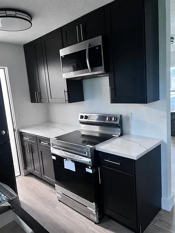 3 bed, 1.0 bath, 814 sqft, $1,950 — Photo 3
