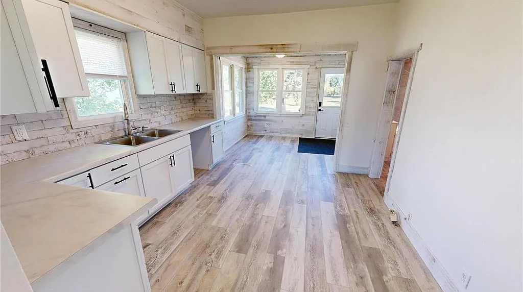 3 bed, 1.0 bath, 2032 sqft, $1,350 — Photo 3