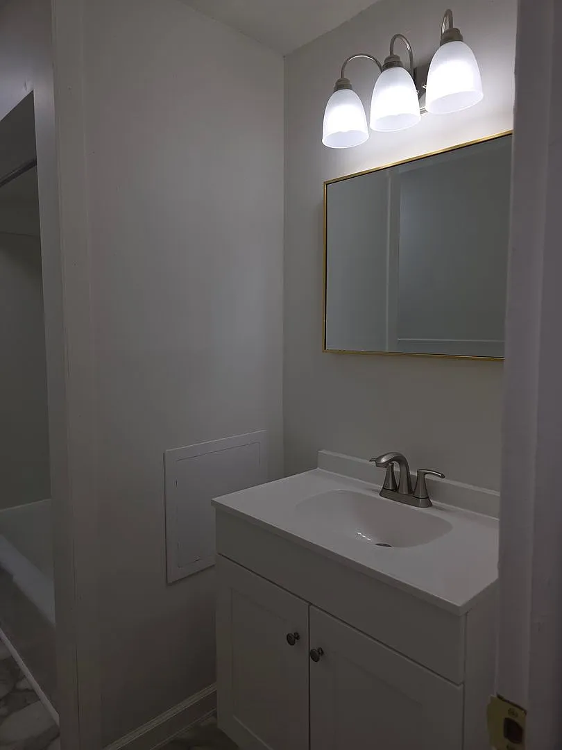2 bedroom upper — Photo 4