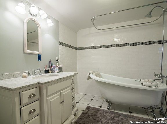 5th image of 1204 N Milam St