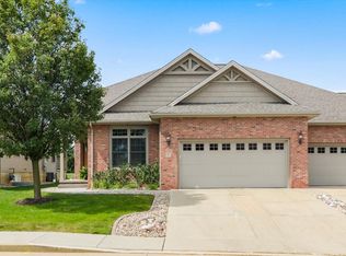 7 Saint Ivans Cir, Bloomington, IL