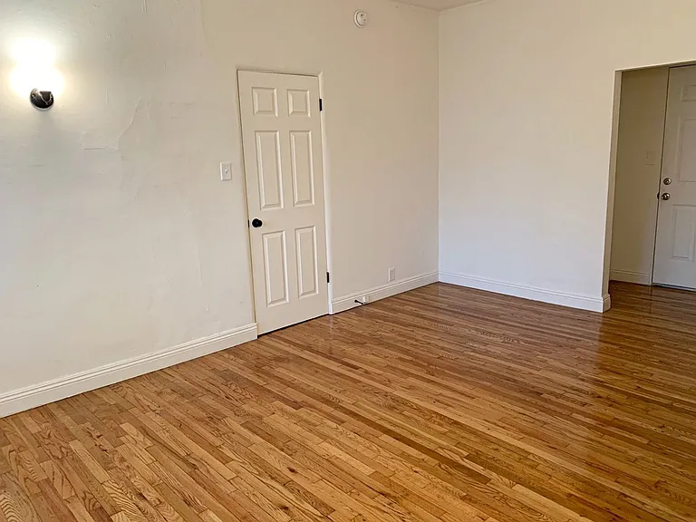 654 S Dunsmuir Ave — Photo 10