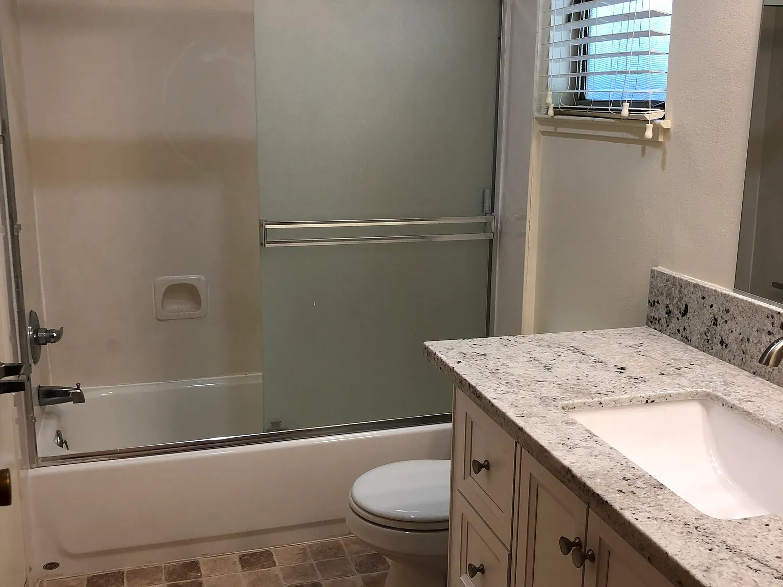 3 bed, 1.5 bath, 1600 sqft, $1,000 — Photo 2