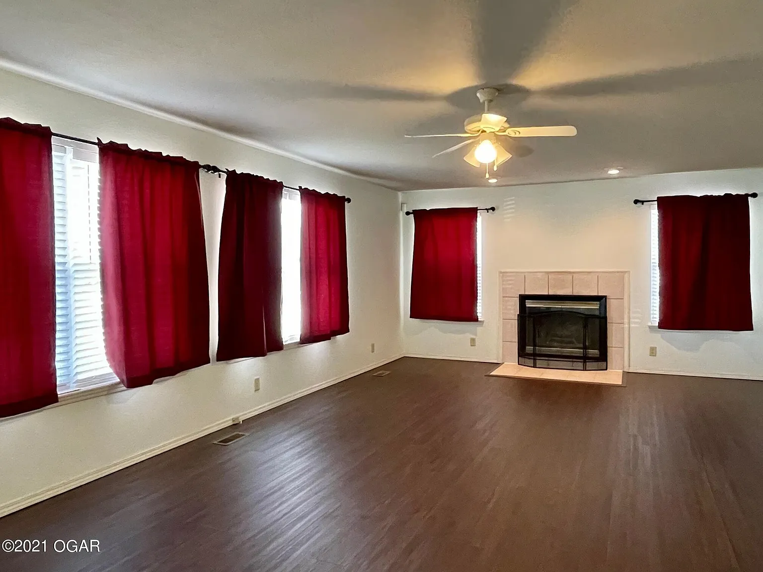 3 bed, 2.0 bath, 1677 sqft, $1,300 — Photo 2