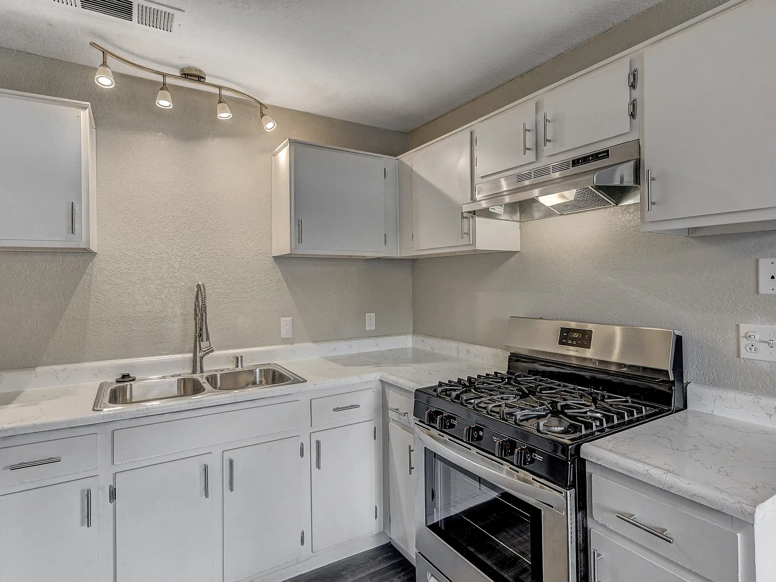 Desert Bay Apartments — Photo 3