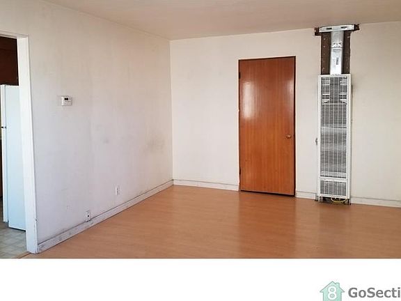 4th image of 1932 Davis St