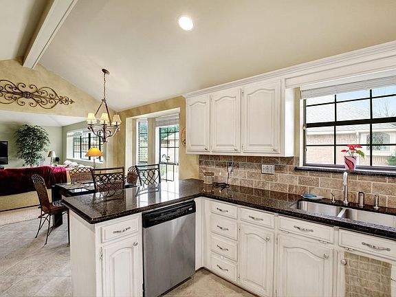 4th image of 4316 Avonshire Ln